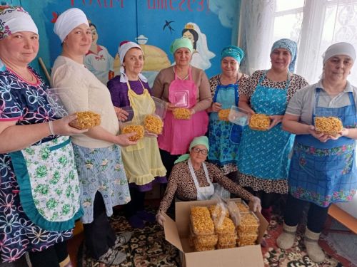 Олы Шырдан авылының уңган кызлары МХОда катнашучы егетләребезгә чәк-чәк әзерләде
