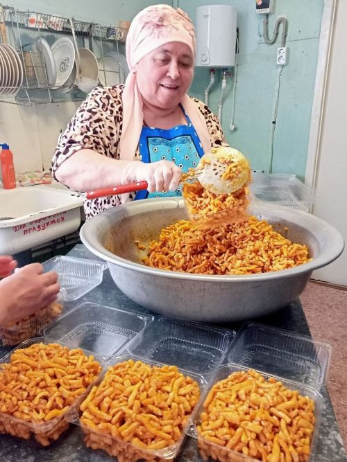 Олы Шырдан авылының уңган кызлары МХОда катнашучы егетләребезгә чәк-чәк әзерләде