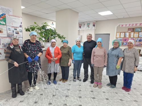 Мулла Иле мәдәният йортында МХОда катнашучы егетләр өчен дроннарга каршы саклау челтәрләре үрәләр