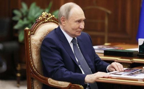 Владимир Путин өч татарстанлыга дәүләт бүләкләре тапшырды