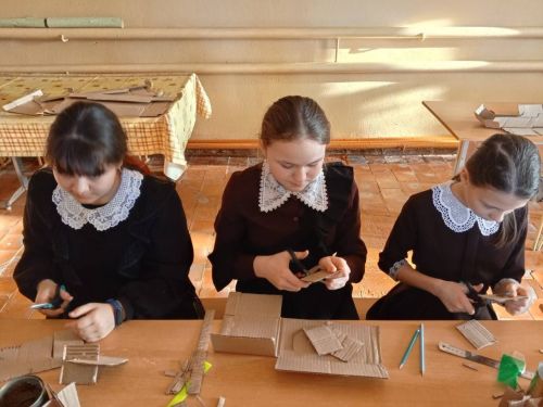 Усман Әлмиев исемендәге Акъегет төп гомуми белем бирү мәктәбендә окоп шәмнәре ясау тукталмый