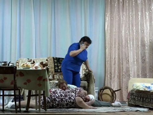 Гөлшат Мөхәммәтшина пьесасы буенча спектакль: Карашәм авылы артистлары сәхнәдә чын осталык күрсәтте