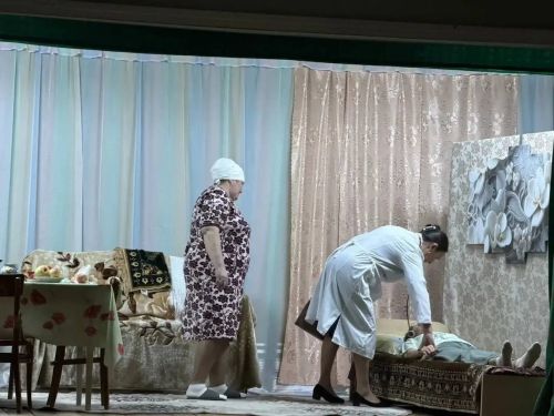 Гөлшат Мөхәммәтшина пьесасы буенча спектакль: Карашәм авылы артистлары сәхнәдә чын осталык күрсәтте