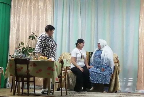 Гөлшат Мөхәммәтшина пьесасы буенча спектакль: Карашәм авылы артистлары сәхнәдә чын осталык күрсәтте