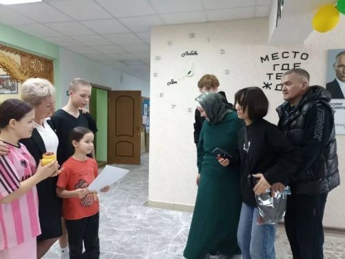 Игелекле кунаклар: Асман Ильнар улы Норлат балалар йортына бүләкләр алып килде