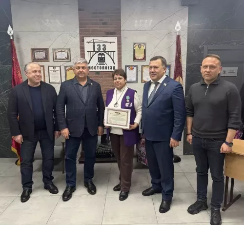 Волонтер хатын-кызларга лаеклы бүләкләр тапшырылды