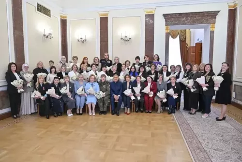 Рөстәм Миңнеханов 18нче лицей директоры Яна Кибецка дәүләт бүләге тапшырды