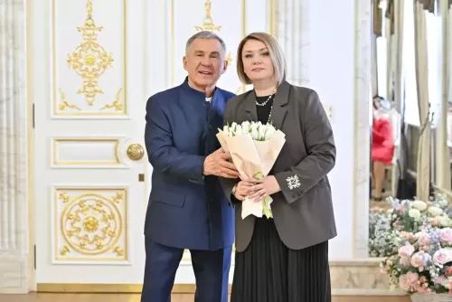 Рөстәм Миңнеханов 18нче лицей директоры Яна Кибецка дәүләт бүләге тапшырды