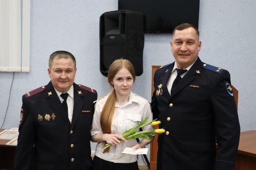 Яшел Үзәндә эчке эшләр органнарында хезмәт итүче хатын-кызларны тәбрикләделәр