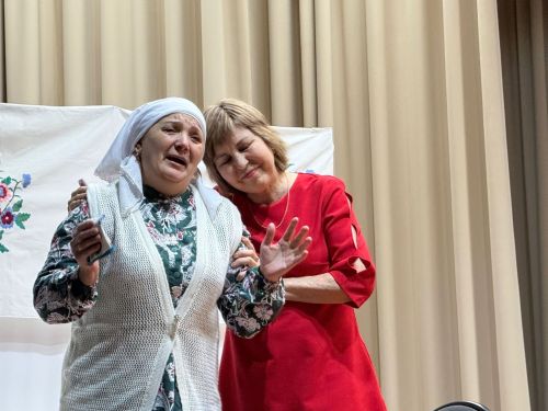 Татар Танаеның үзешчән артистлары Гөлшат Мөхәммәтшинаның «Пар аккош» спектаклен сәхнәләштерде
