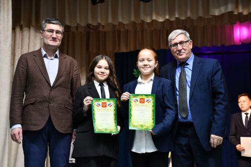 Әйшә гимназиясендә «Чәчәкләр китерегез Тукайга...» дигән шигырь уку бәйгесе узды