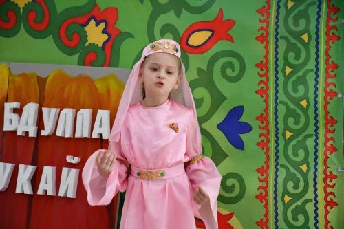 Әйшә гимназиясендә «Чәчәкләр китерегез Тукайга...» дигән шигырь уку бәйгесе узды