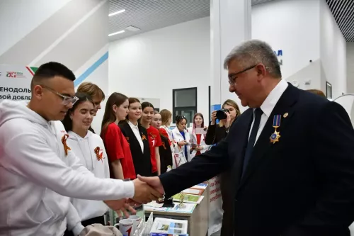 Яшел Үзәндә «Зурларча аралашу» уза: район башлыгы Михаил Афанасьев балалар белән ачык диалогка чыга