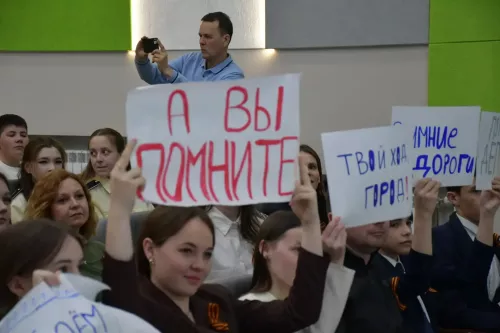 Яшел Үзәндә «Зурларча аралашу» уза: район башлыгы Михаил Афанасьев балалар белән ачык диалогка чыга