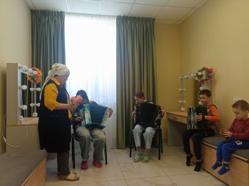 Гөлнур Әхмәт кызы Олы Ачасыр балаларына гармун серләрен ачты