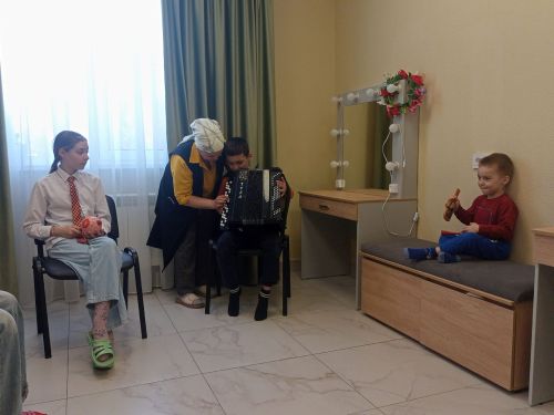 Гөлнур Әхмәт кызы Олы Ачасыр балаларына гармун серләрен ачты