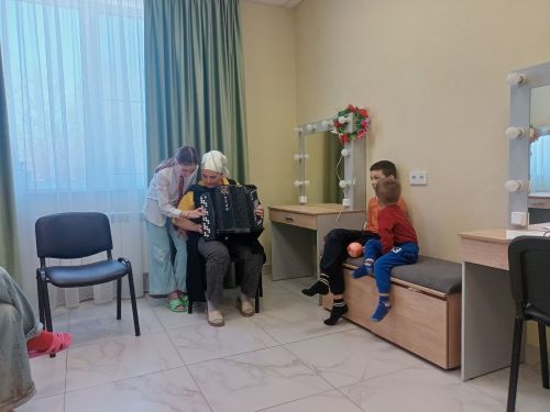 Гөлнур Әхмәт кызы Олы Ачасыр балаларына гармун серләрен ачты