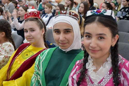 Милләтләр дуслыгы – уртак байлыгыбыз: Яшел Үзән гимназиясендә төрле халыкларның мәдәнияте, традицияләре һәм иҗаты бер сәхнәдә очрашты