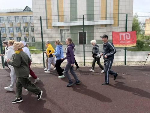 Үрнәк алыгыз: Маскировка челтәрләре үрүче волонтерлар ГТО нормативларын тапшырды