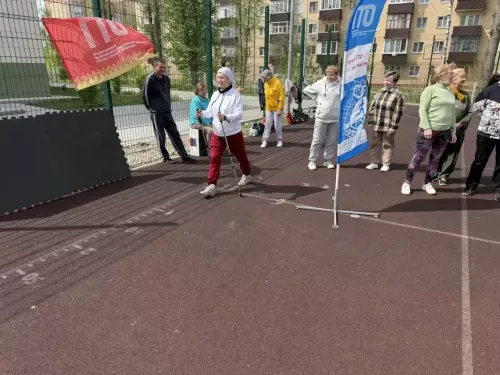 Үрнәк алыгыз: Маскировка челтәрләре үрүче волонтерлар ГТО нормативларын тапшырды