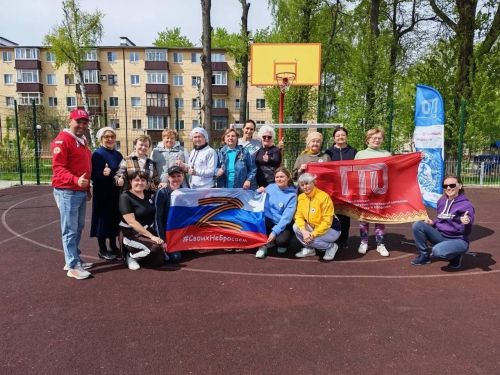 Үрнәк алыгыз: Маскировка челтәрләре үрүче волонтерлар ГТО нормативларын тапшырды