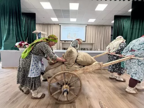 Норлат мәдәният йорты каршында эшләп килүче «Нур» халык театры Бөтендөнья татар конгрессы кунакларын каршлы алды