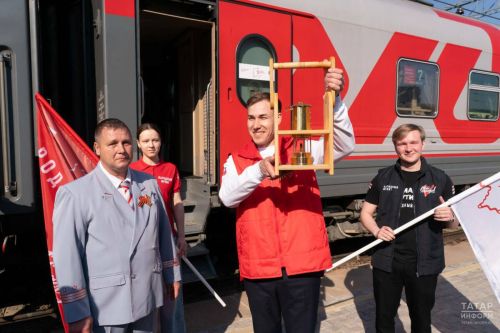 Казанга Мәскәүдәге Мәгълүм булмаган солдат кабереннән Мәңгелек утның бер өлешен алып килделәр