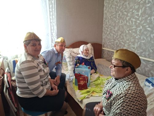 Җиңү бәйрәме алдыннан Татар Танае авылында яшәүче тыл ветераны Саимә Гатауллинаны котладылар