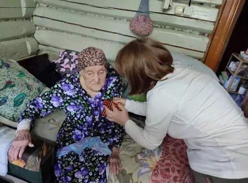 Рус-мари Кавалы авылында яшәүче Екатерина Федорованы Җиңү бәйрәме белән котладылар