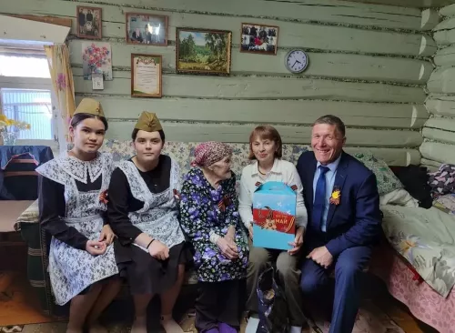 Рус-мари Кавалы авылында яшәүче Екатерина Федорованы Җиңү бәйрәме белән котладылар