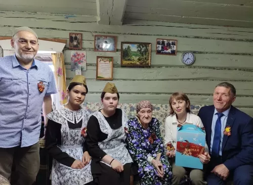 Рус-мари Кавалы авылында яшәүче Екатерина Федорованы Җиңү бәйрәме белән котладылар