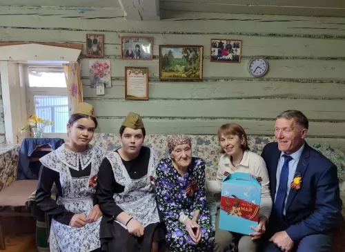 Рус-мари Кавалы авылында яшәүче Екатерина Федорованы Җиңү бәйрәме белән котладылар