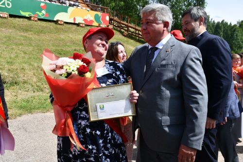 Хезмәт кешесенә – олы хөрмәт: Сабантуйда кыр батырлары һәм авыл хуҗалыгы хезмәтчәннәре хөрмәтләнде