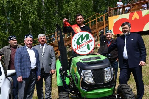 Хезмәт кешесенә – олы хөрмәт: Сабантуйда кыр батырлары һәм авыл хуҗалыгы хезмәтчәннәре хөрмәтләнде