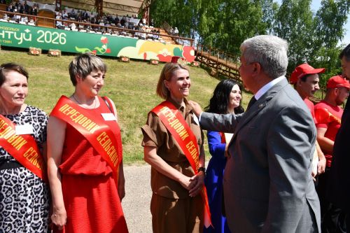 Хезмәт кешесенә – олы хөрмәт: Сабантуйда кыр батырлары һәм авыл хуҗалыгы хезмәтчәннәре хөрмәтләнде