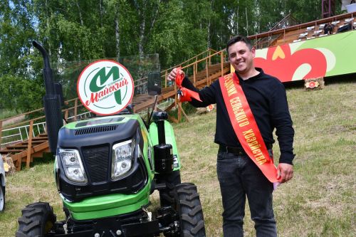 Хезмәт кешесенә – олы хөрмәт: Сабантуйда кыр батырлары һәм авыл хуҗалыгы хезмәтчәннәре хөрмәтләнде