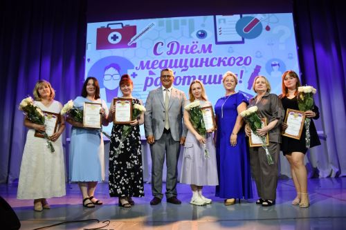Ак халатлы фәрештәләр: Бүген Яшел Үзәндә медицина хезмәткәрләрен котладылар