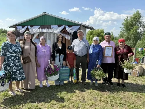 Батырларны хөрмәтләү, җыр-моң һәм шигырьләр: Олы Шырданда Авыл көне узды
