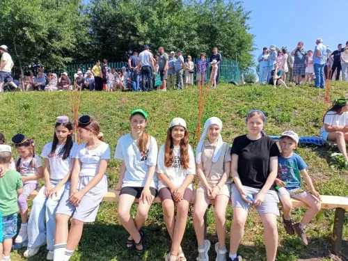 Батырларны хөрмәтләү, җыр-моң һәм шигырьләр: Олы Шырданда Авыл көне узды