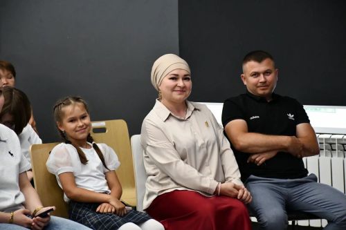 Бүген Яшел Үзәннең яшьләр үзәге «Порт» мәйданчыгы актив яшьләрне, остазларны һәм җәмәгать эшлеклеләрен берләштерде