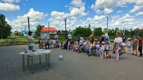 Мулла Иле мәдәният йорты янында китапханә белән берлектә балалар өчен бәйрәм оештырдылар