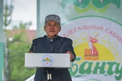 Рөстәм Миңнеханов Сабантуй уңаеннан Казанда узган ат чабышларында булды
