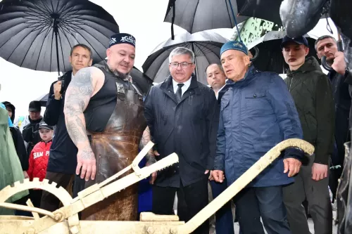 Казан Сабан туенда Яшел Үзән районы ишегалдында Татарстан Республикасы Рәисе Рөстәм Нургали улы Миңнеханов кунак булды