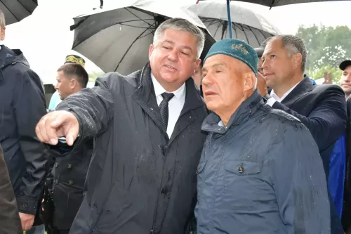 Казан Сабан туенда Яшел Үзән районы ишегалдында Татарстан Республикасы Рәисе Рөстәм Нургали улы Миңнеханов кунак булды