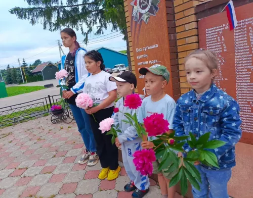 Олы Яке авылы обелискы янында «Хәтер шәме» акциясе узды
