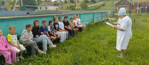 Наркотикларга каршы көрәш көне уңаеннан Бакырчы авылында фельдшер белән әңгәмә узды