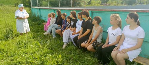 Наркотикларга каршы көрәш көне уңаеннан Бакырчы авылында фельдшер белән әңгәмә узды