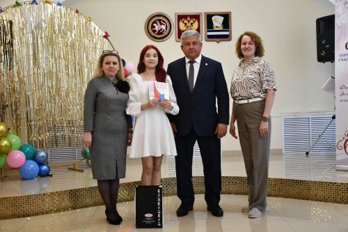 Балалы йортта бәхет яши: Яшел Үзәндә күпбалалы гаиләләрне хөрмәтләделәр