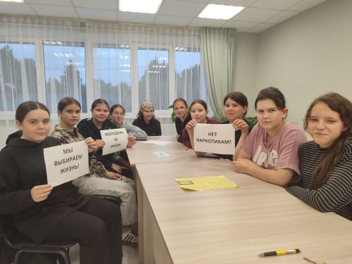 Бишнә мәдәният йортында яшьләр белән бергә «Без сәламәт яшәү рәвеше яклы» исемле мәгълүмат сәгате уздырдылар