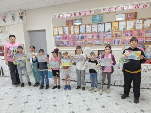 Мулла Иле мәдәният йортында «Ура, каникуллар!» дигән рәсем күргәзмәсе: балалар иҗаты һәм татлы призлар